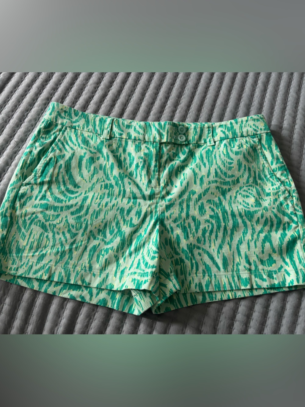 Vineyard Vines Women’s Patterned Green Cotton Blend Shorts Stretch Preppy EUC 10